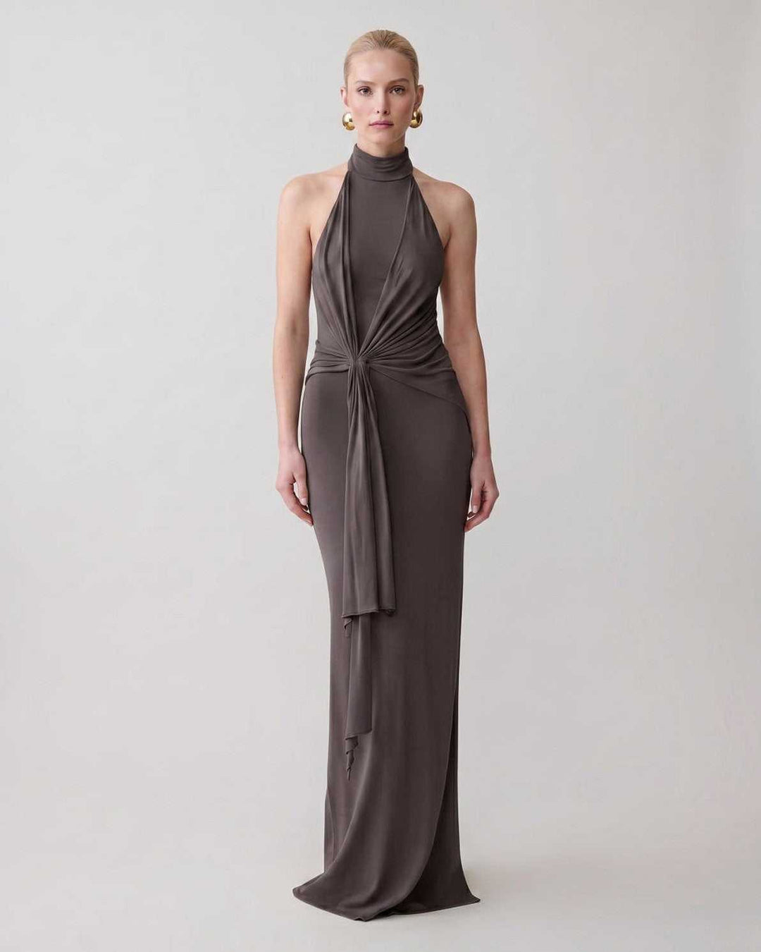 Vestido largo para cóctel, cuello halter y corte columna, ropa formal femenina.