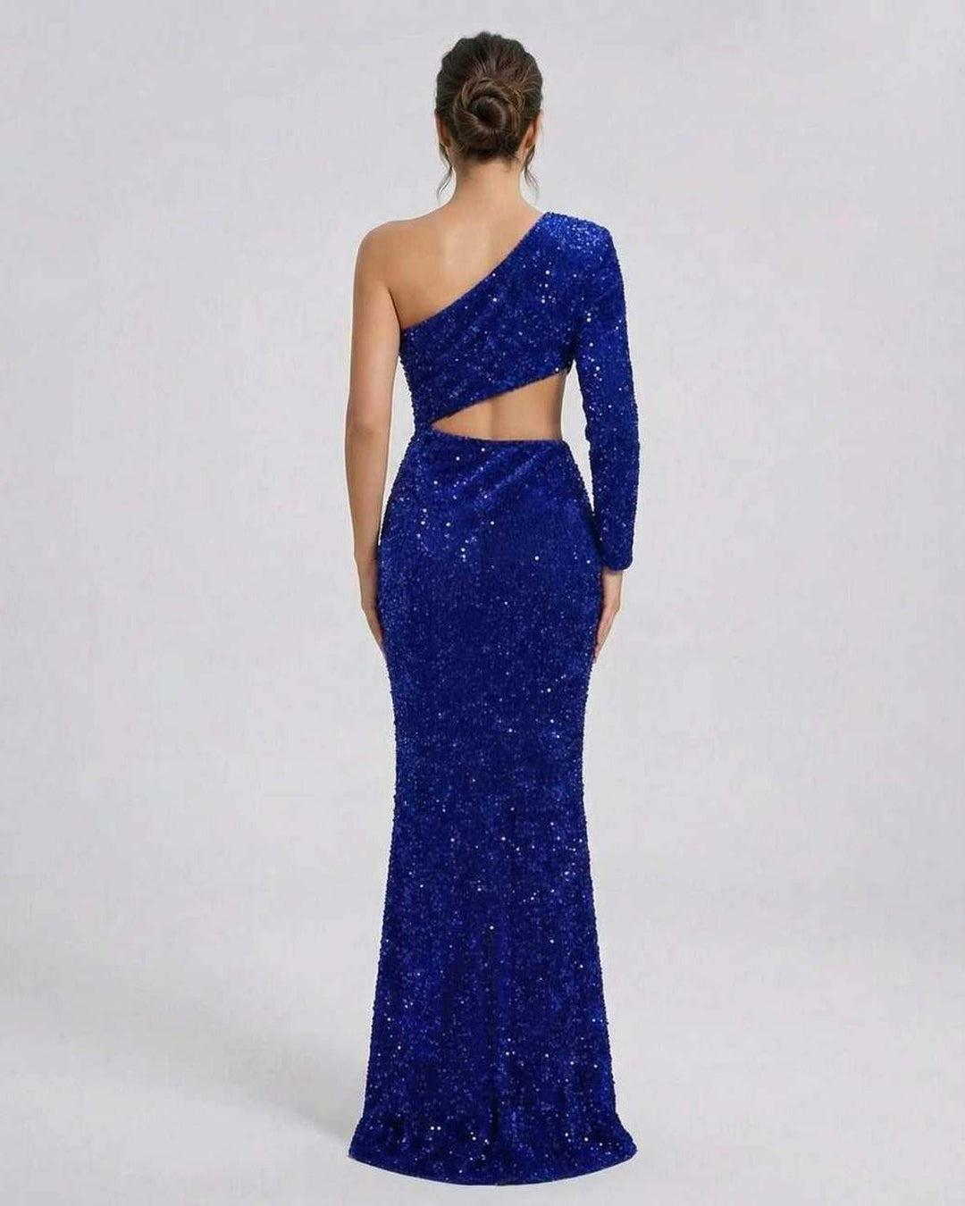Vestido de noche azul celeste glamuroso para fiesta. Diseño un hombro y silueta estilizada, ideal para cóctel y eventos.