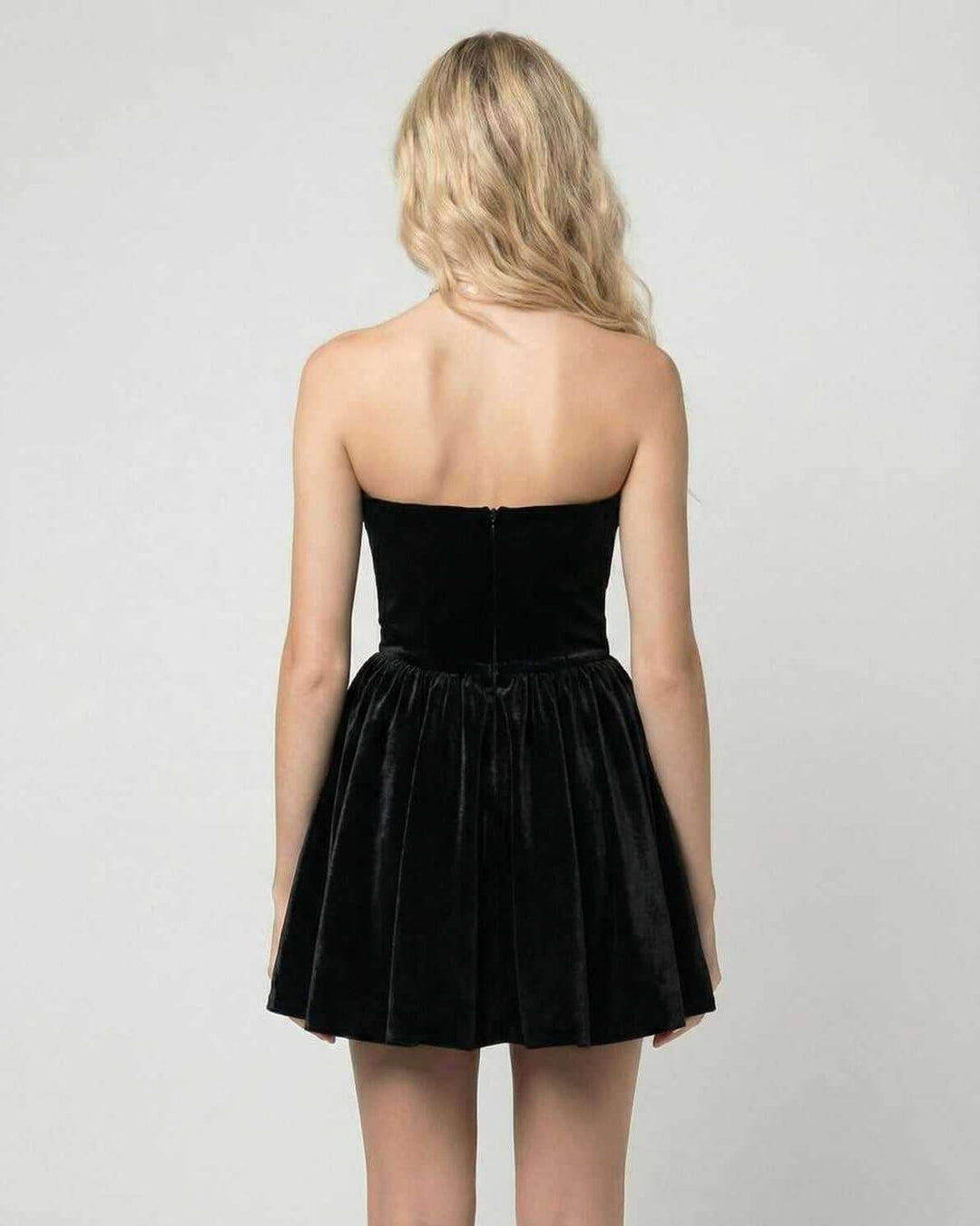 Elegante vestido cóctel floral sin tirantes para mujer, perfecto para noches de gala.
