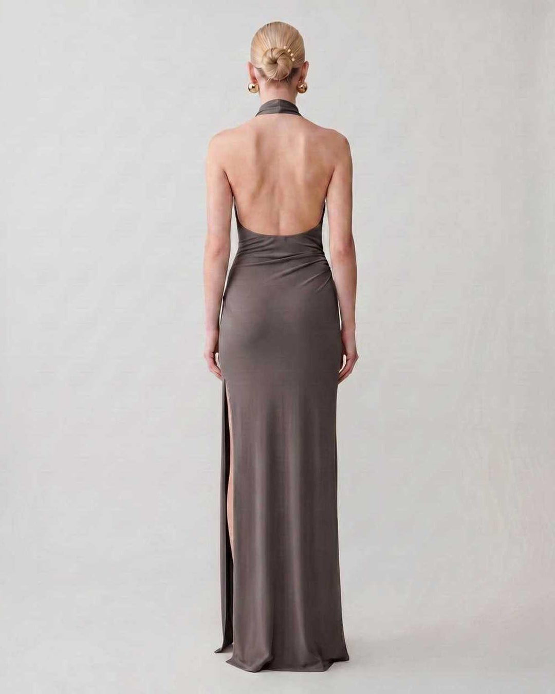 Moda femenina: vestido maxi con cuello halter, silueta estilizada para cualquier evento.