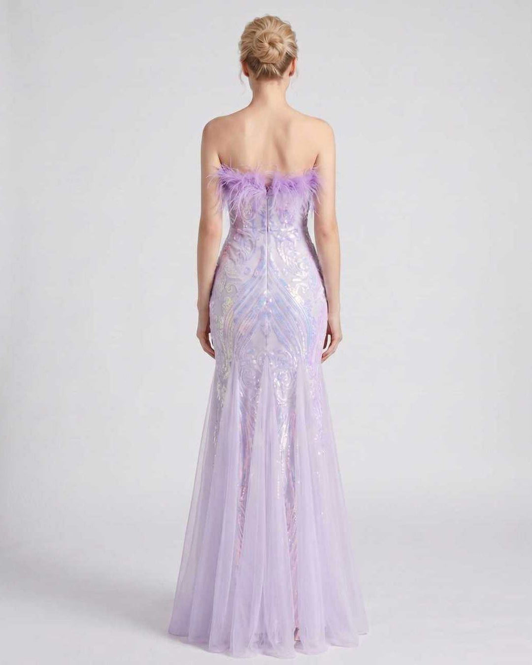 Sofisticado vestido de gala con lentejuelas y plumas, corte sirena. Muy glamuroso.