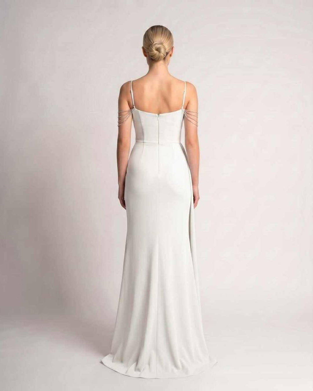 Deslumbrante vestido maxi de noche, diseño sofisticado con tirantes finos.