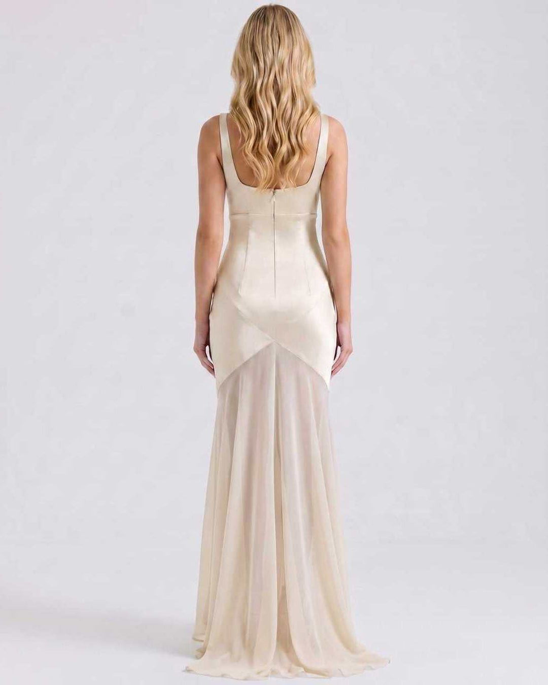 Detalle del cuello cuadrado y diseño sin mangas de este elegante vestido maxi de noche para mujer.