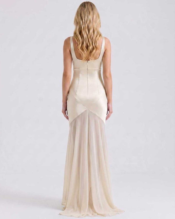 Detalle del cuello cuadrado y diseño sin mangas de este elegante vestido maxi de noche para mujer.