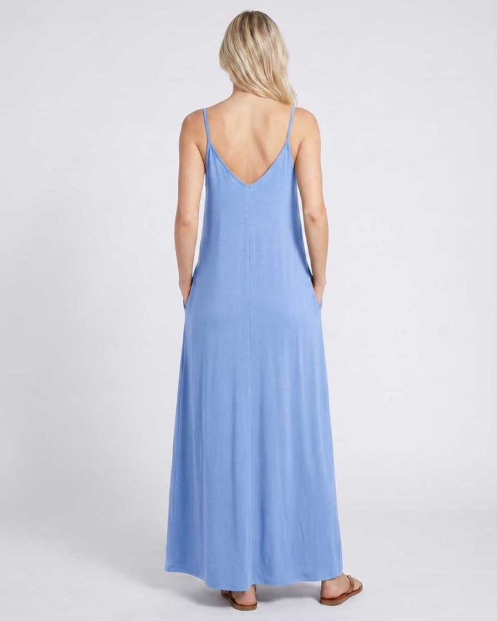 Vestido largo casual con escote V y bolsillos, cómodo para el día a día en verano.