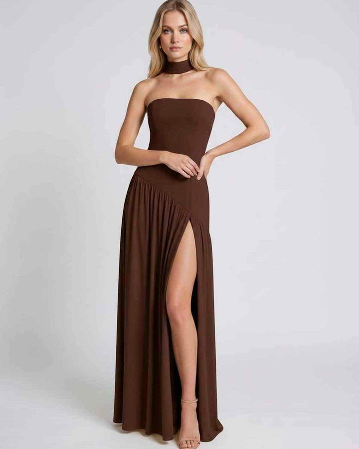 Vestido de noche maxi sin tirantes, estilo sofisticado. Ideal para invitadas de boda y eventos de gala.