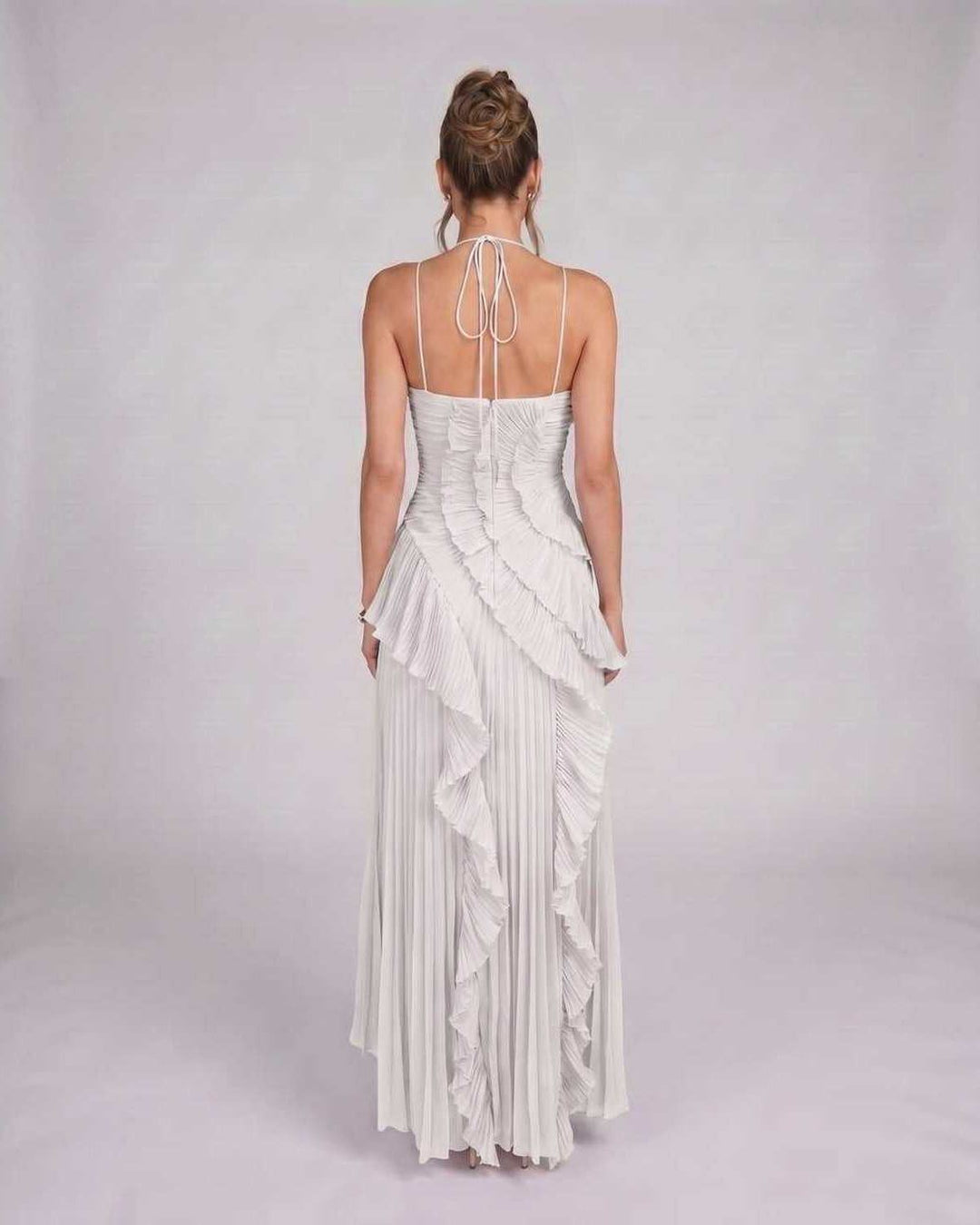 Vestido de verano asimétrico fluido para mujer, cuello halter, moda elegante para ocasiones.