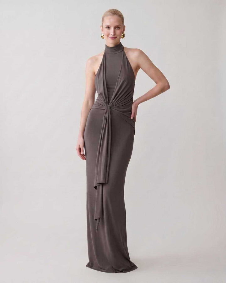Vestido elegante sin mangas para mujer, cuello halter, ideal para cenas o galas.