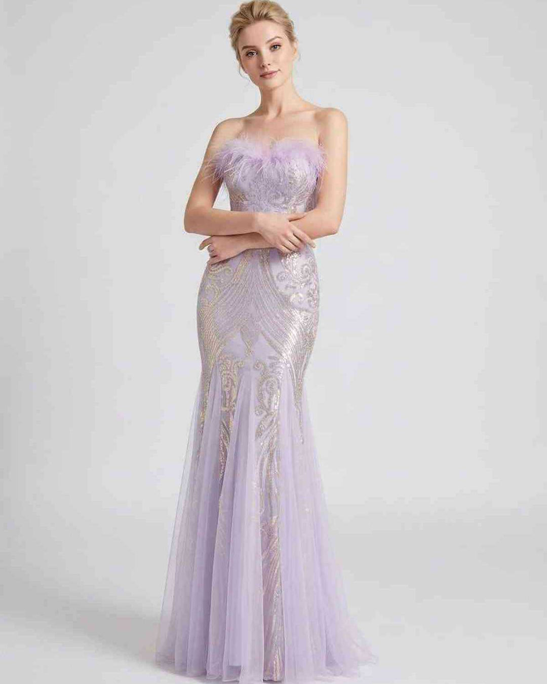 Vestido de noche off-shoulder con lentejuelas y plumas, perfecto para evento formal.