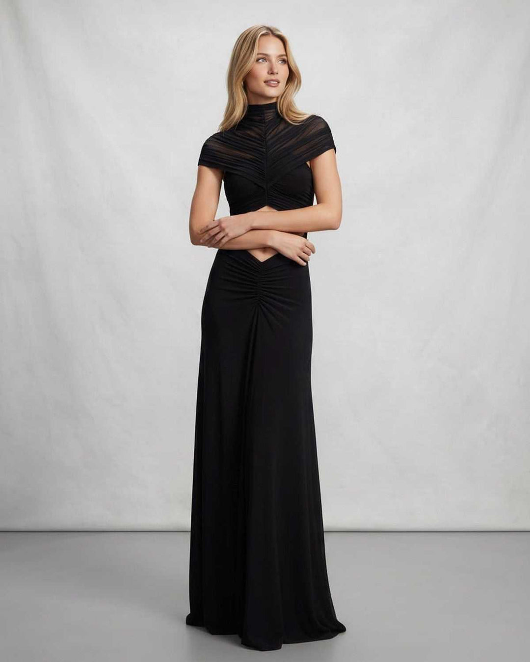 Vestido de noche maxi elegante para mujer, con cuello alto y corte en la cintura. Estilo femenino.