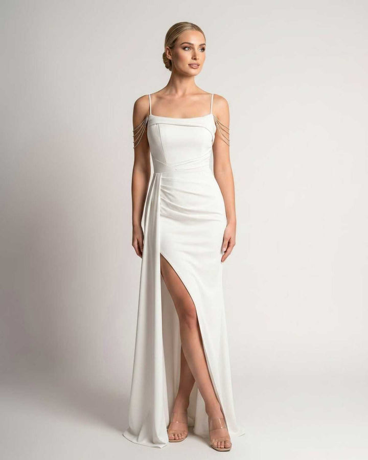 Vestido formal para bodas, estilo elegante moderno, ideal para la noche.
