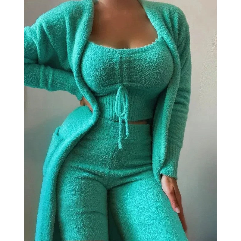 Pijama de invierno para mujer de lujo. Chaqueta cárdigan abrigadora, top y pantalón. Ideal para el frío.