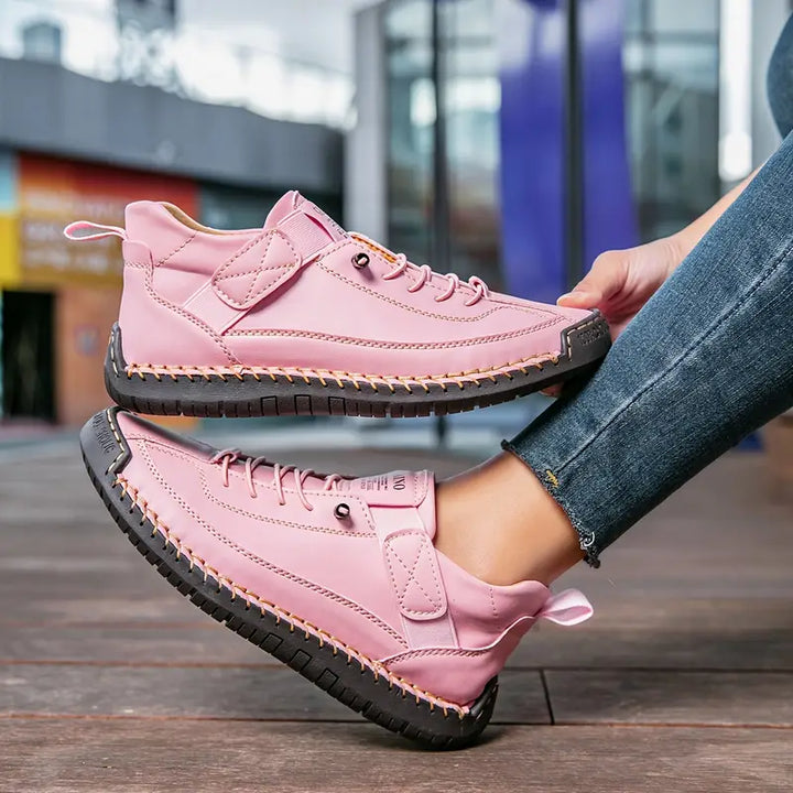 Zapatillas Saela modernas para mujer, en primer plano sobre los pies, brindando comodidad y salud.