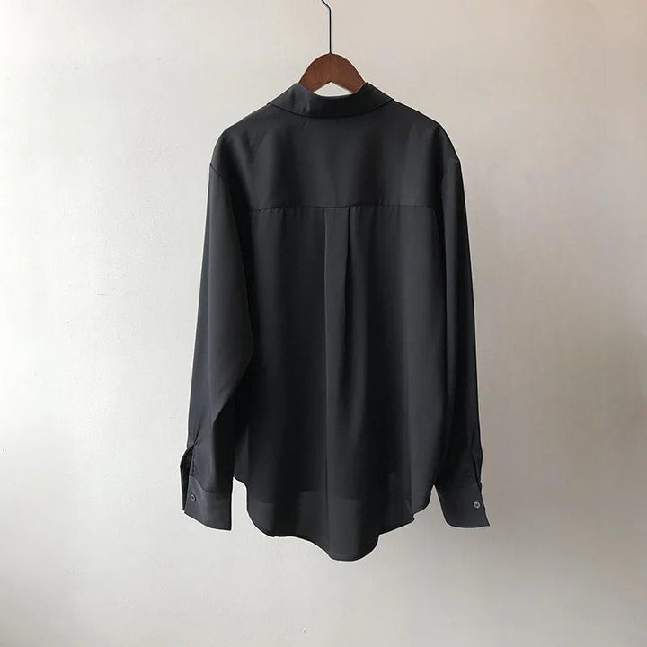 Blusa de moda para mujer en satén, suave y brillante, ideal para diversas ocasiones.