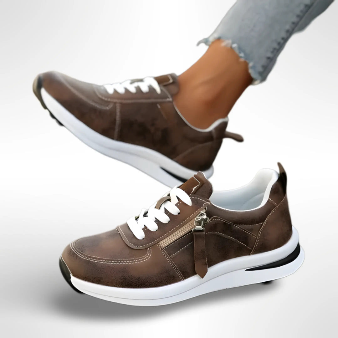 Detalle de zapatilla ortopédica de mujer, material ligero y diseño deportivo para máxima comodidad.