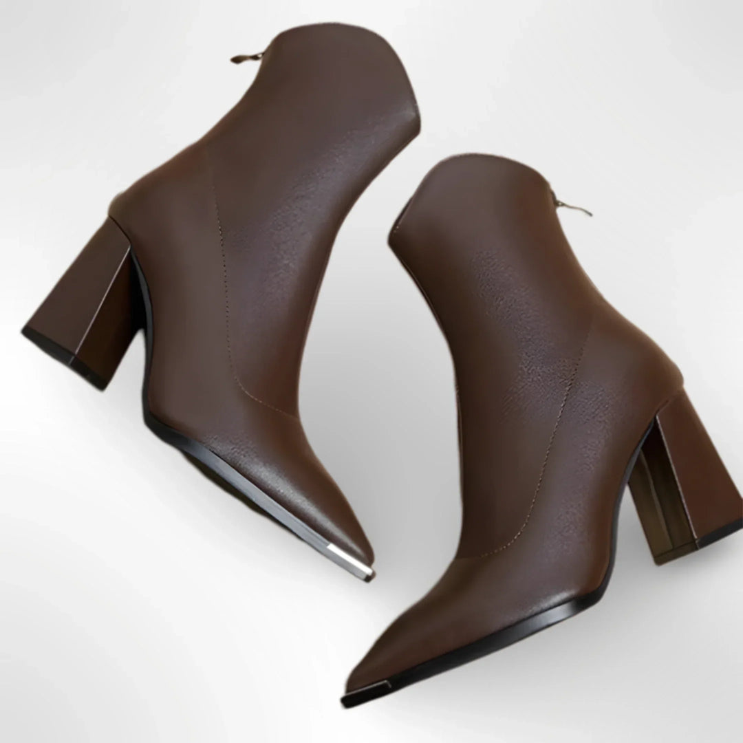 Estilo atrevido: Botines Chelsea de mujer con puntera metálica, perfectos para looks casuales y modernos.