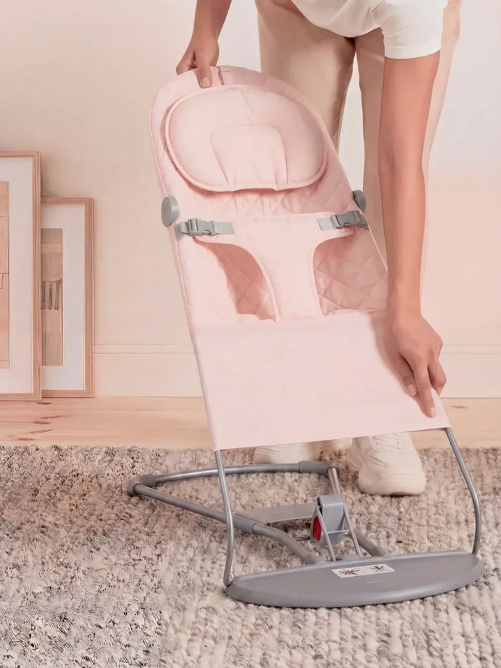 Mecedora natural para bebé, asiento ergonómico y plegable gris, fácil de transportar.