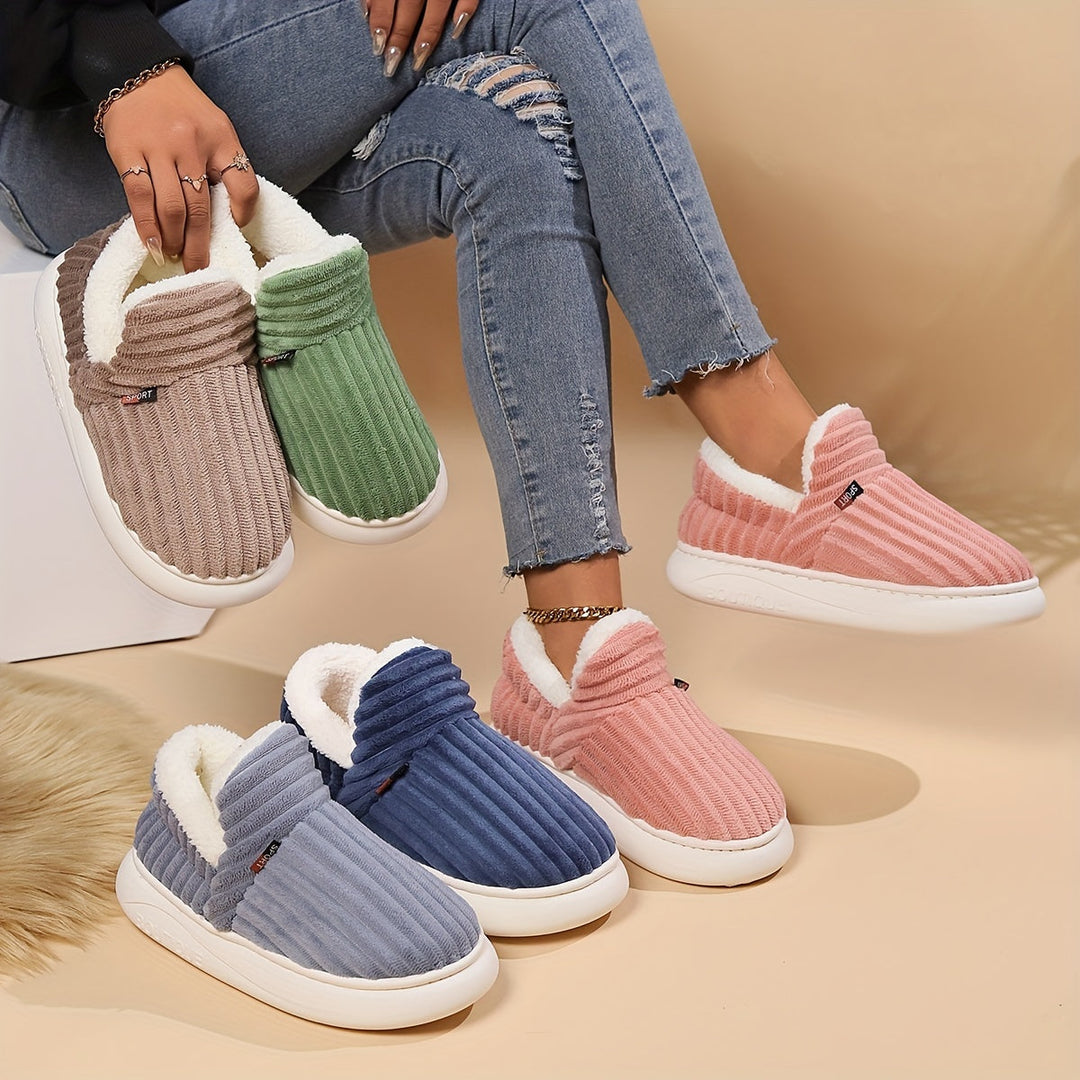 Zapatillas de casa confortables de felpa, ideales para descanso en casa.