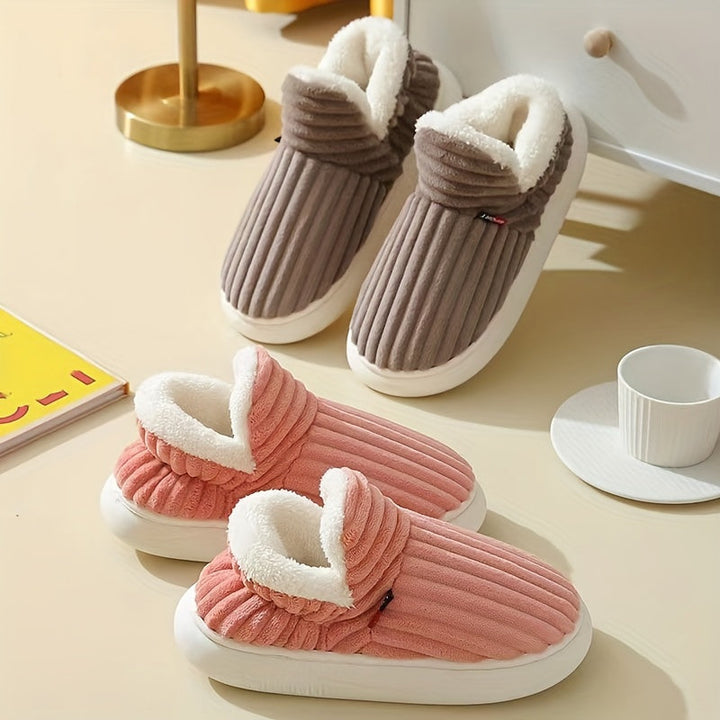 Pantuflas femeninas de felpa, perfectas para mantener los pies calientes en invierno.