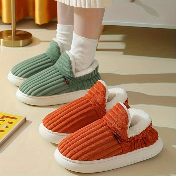Descanso asegurado con zapatillas de casa de felpa para mujer, cálidas y seguras.