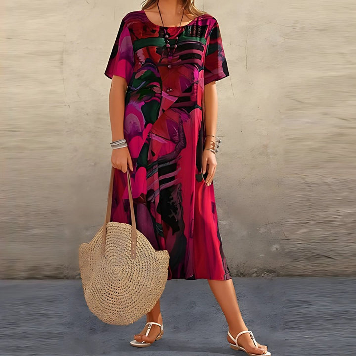 Vestido de verano talla grande, ajuste cómodo y fluido, estampado abstracto. Moda femenina con estilo y confort.