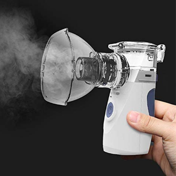 Adulto usando nebulizador ultrasónico recargable para alivio respiratorio; terapia de asma portátil y efectiva.