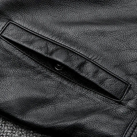Hombre con cazadora MACKSTON de piel sintética negra. Chaqueta biker atemporal, ideal para moda masculina de entretiempo.