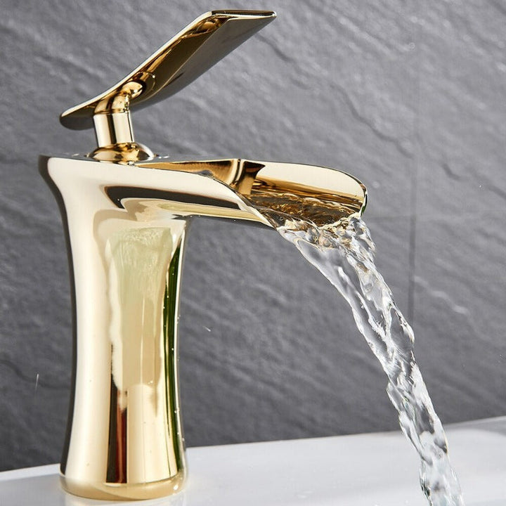 Grifo de lavabo con diseño de cascada, acabados de lujo, un toque de elegancia moderna.