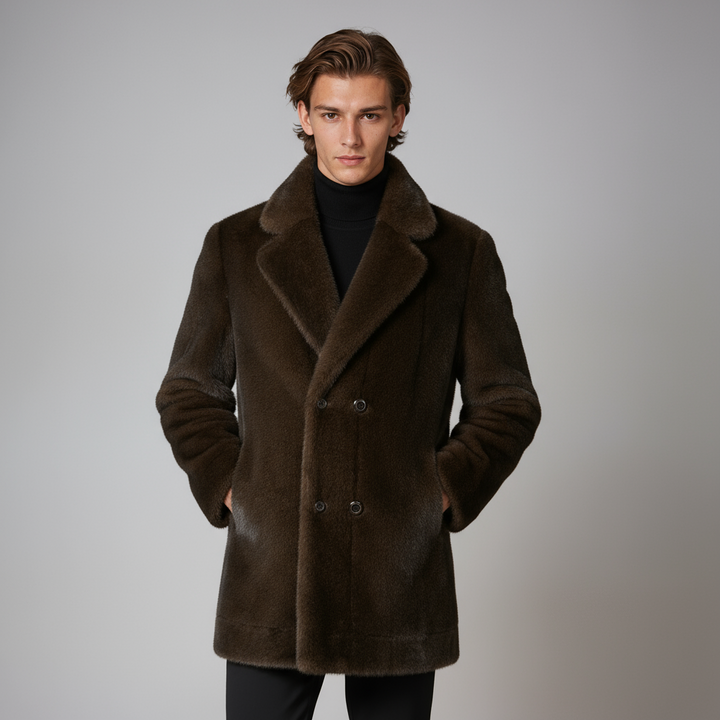 Gabardina de hombre elegante con cuello de pelo para invierno. Abrigo de moda masculina, formal y cómodo.
