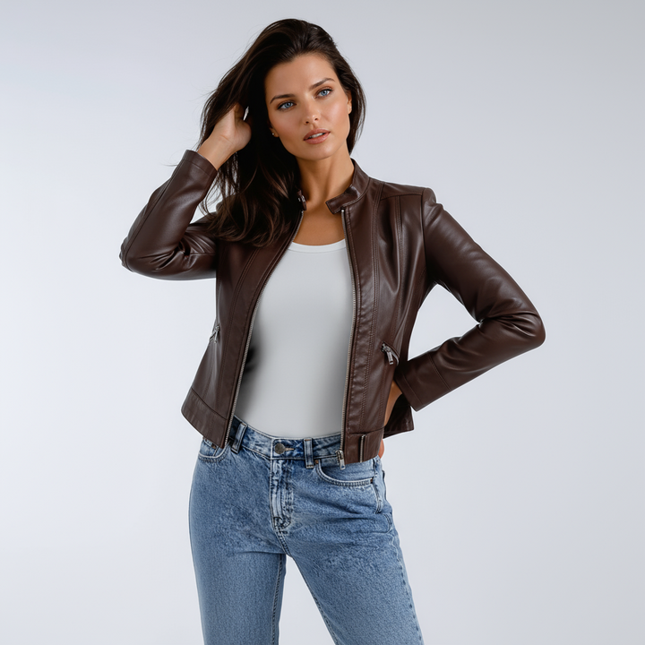 Cazadora de moto para mujer, corte ajustado y detalles en cremallera. Versátil para looks casual o chic.