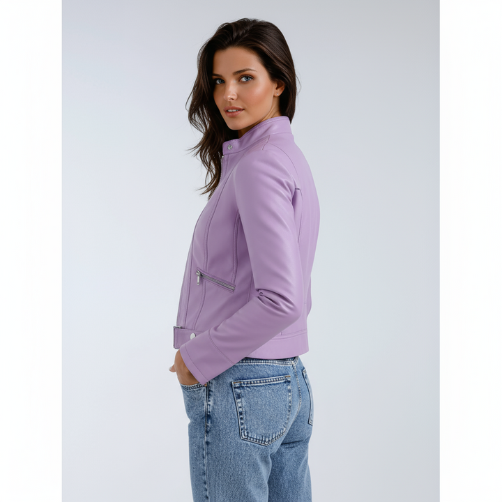 Moderna cazadora biker para mujer en color negro, con cremallera asimétrica. Estilo urbano y atrevido.