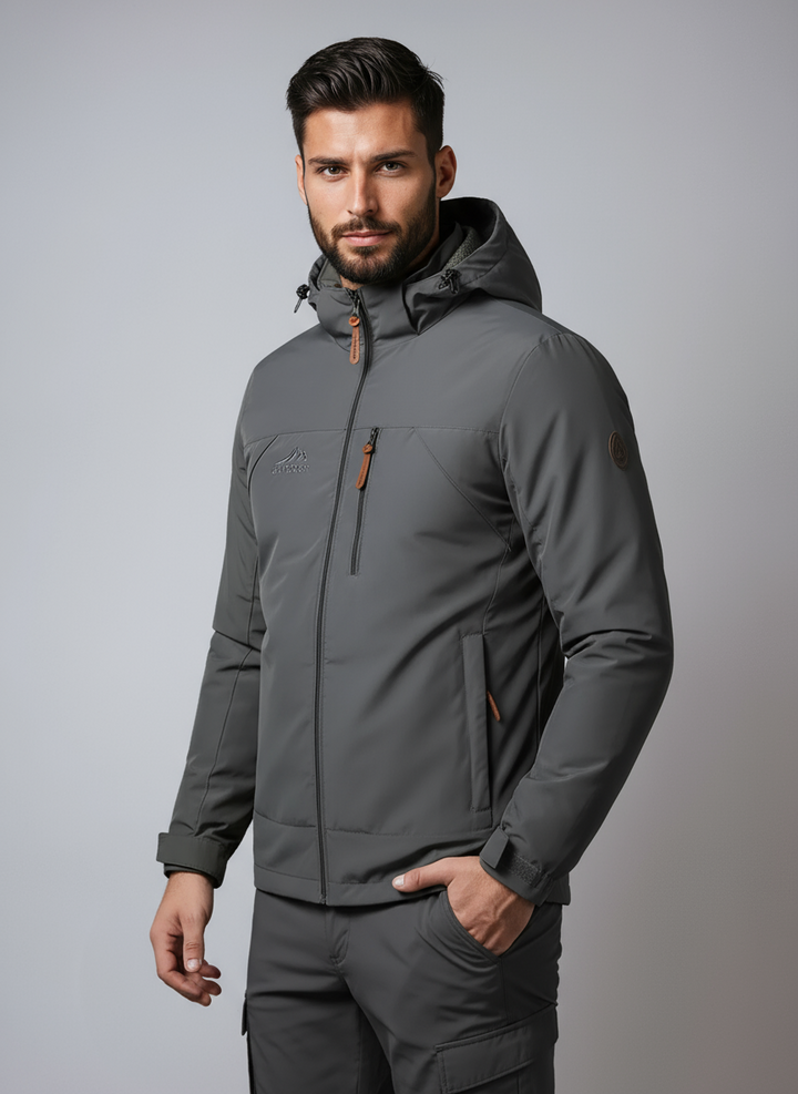Primer plano del tejido de la chaqueta impermeable de hombre, con tecnología cortavientos.