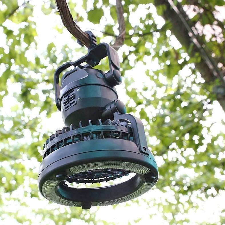 Ventilador portátil de camping con batería de larga duración y potente luz LED para noches.
