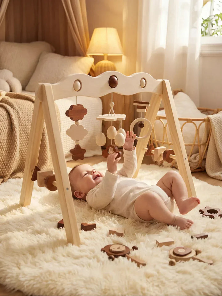 Arco de actividades de madera marrón, ideal para bebés, promueve el desarrollo y estimulación temprana.