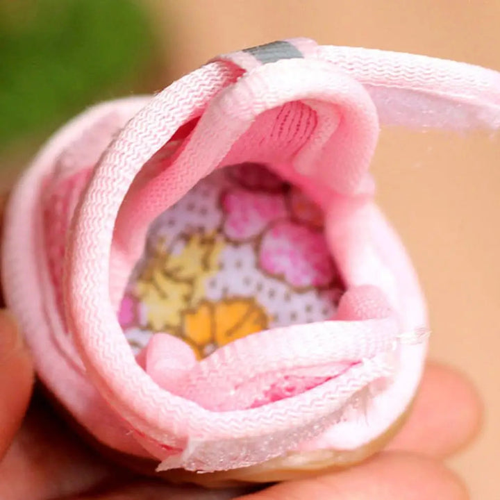 Zapatos de senderismo para perro, transpirables y antideslizantes, ideales para proteger sus patas en terrenos rocosos.