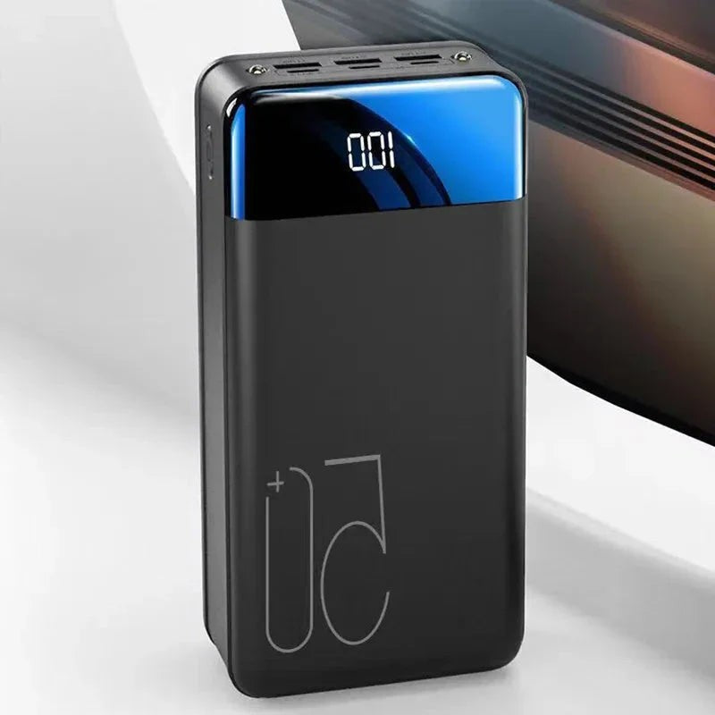 Powerbank portátil negro de 50000 mAh para cargar móviles y tablets en cualquier lugar.