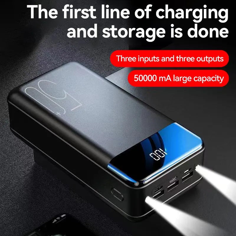 Powerbank compacto negro de 50000 mAh para una carga potente y duradera de tus dispositivos electrónicos.