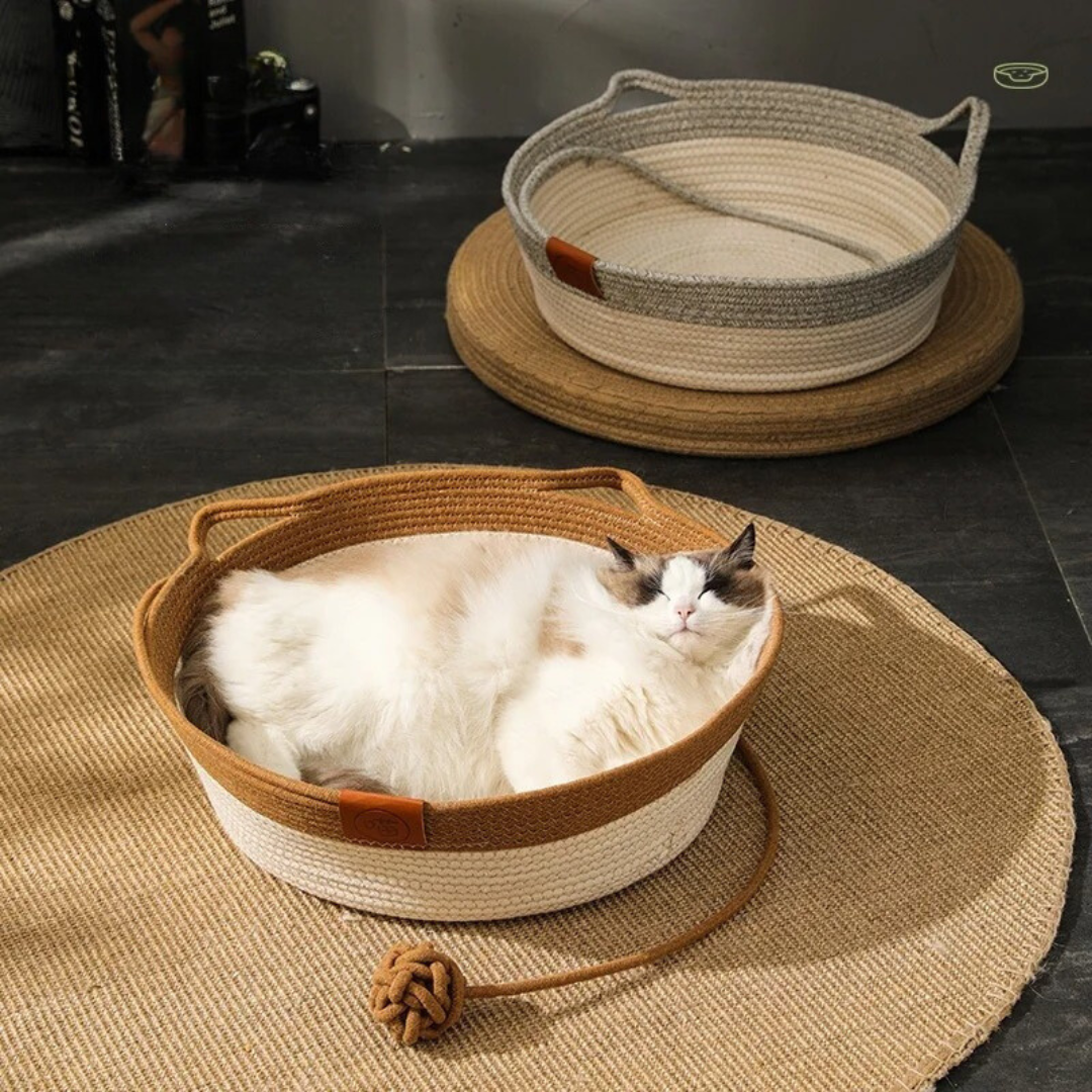 Elegante cama para gatos de cuerda, accesorio hecho a mano que ofrece un refugio cómodo y duradero.