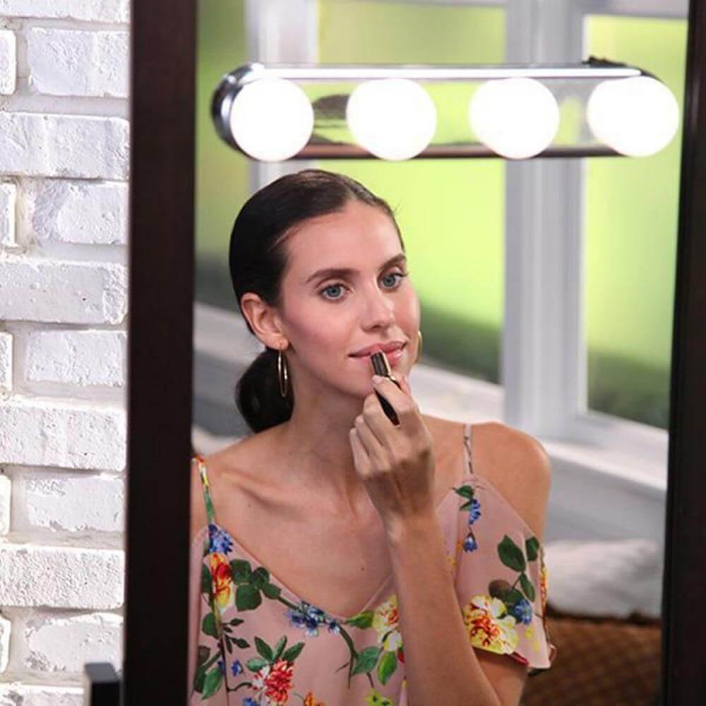 Iluminación LED potente para espejo de maquillaje. Se adhiere con succión, perfecta para retoques y belleza en cualquier lugar.