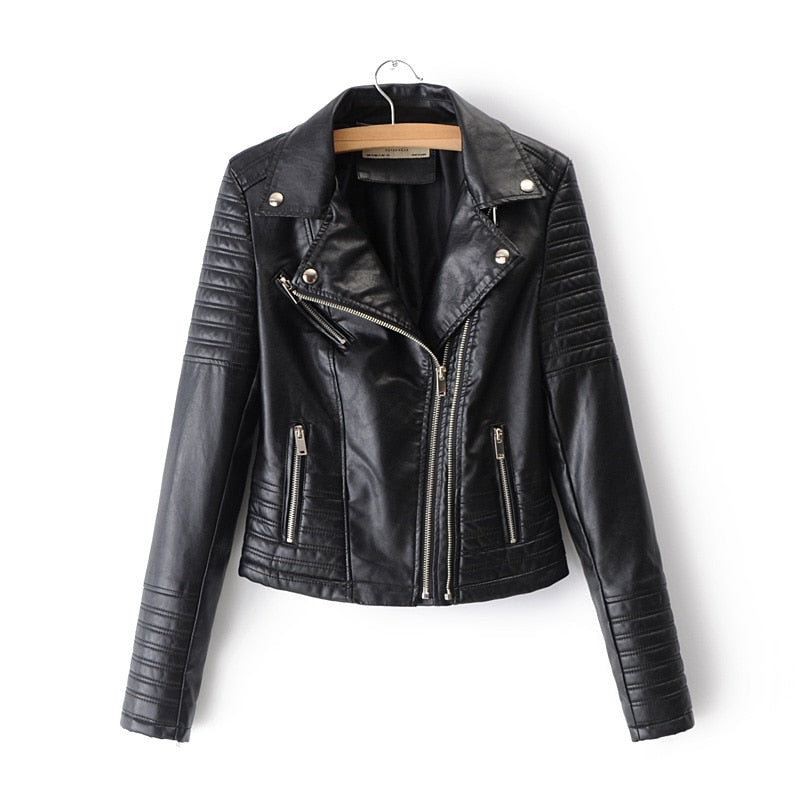 Cazadora motera ajustada de mujer con cremalleras, estilo urbano y moderno. Perfecta para otoño/primavera.