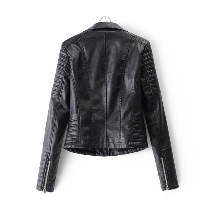 Chaqueta motera ajustada para mujer, diseño rebelde con cremallera. Ideal para moda urbana en primavera.