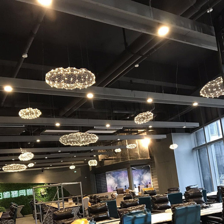 Lámpara colgante de diseño en forma de nube con iluminación LED estrellada para un ambiente mágico en el hogar.