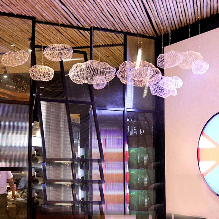 Crea un ambiente acogedor con esta lámpara colgante nube Celestra. Iluminación decorativa LED estrellada.