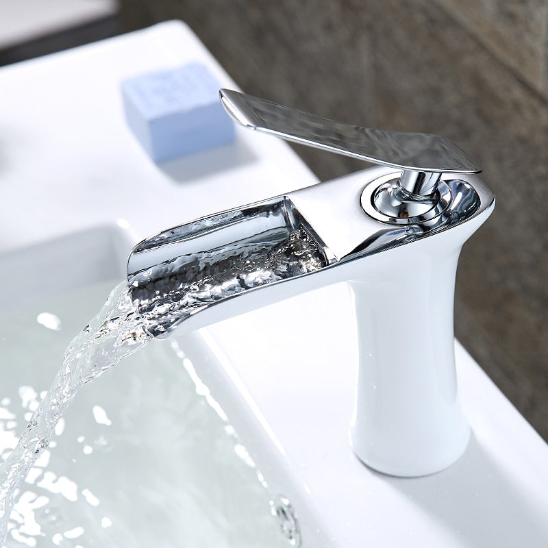Grifo de baño monomando tipo cascada, metal con acabados de lujo, toque sofisticado.