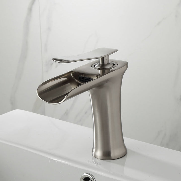 Moderno grifo de baño cascada, metal de alta calidad, realza cualquier lavabo.
