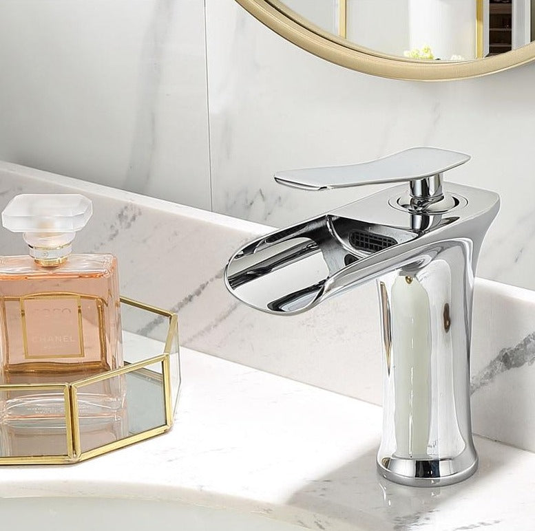 Grifo de baño sofisticado con salida de agua en cascada, diseño elegante y moderno.