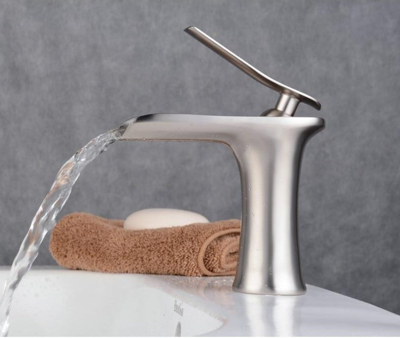 Grifo de lavabo cascada, acabado de metal brillante, monomando para un control fácil.
