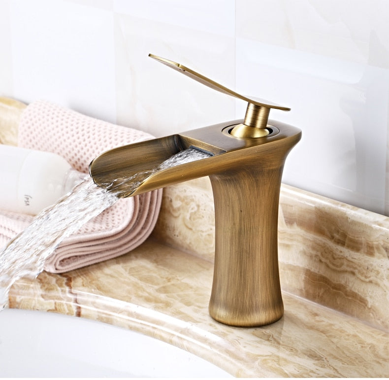 Grifo de lavabo monomando con efecto cascada, acabado premium, realza tu baño con lujo.