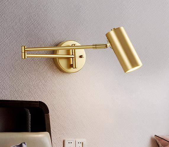 Iluminación decorativa: Lámpara de pared giratoria de latón cepillado. Crea luz cálida en cualquier estancia.