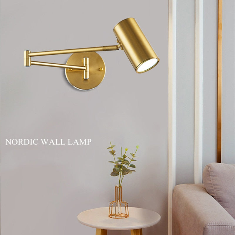 Aplique moderno de latón cepillado. Ofrece luz natural o cálida. Ideal para cualquier habitación del hogar.